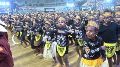 2600 anak-anak papua saat menari tarian Kolosal pada puncak HAN di Istora Papua Bangkit, (ist)