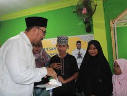 Paulus Waterpauw Sentuh Anak Yatim dan Kurang Mampu di Masjid Al Ashri