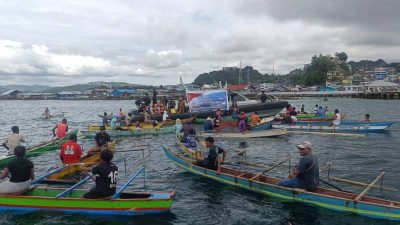 Satrol Lantamal X Jayapura salurkan sembako bagi 100 Nelayan di Jayapura.