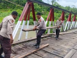 Berikan kenyamanan kepada masyarakat, Polisi Perbaiki Jembatan Rusak di Keerom