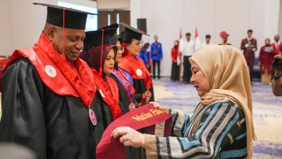 Lulus dengan IPK 3,80, Komjen Pol (Purn) Matius Fakhiri Resmi gelar Magister Hukum