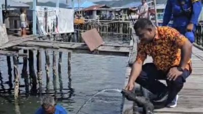 Kolaborasi PT AMJ dengan Polda Papua Pasang Pipa Bawah Laut, Warga Kampung Enggros Kini Nikmati Air Bersih
