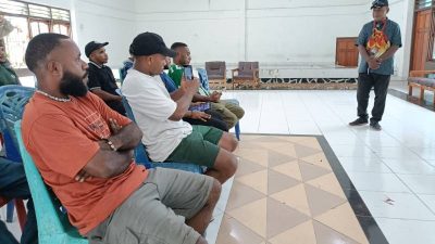 Ondofolo Kampung Yoka Salurkan Bantuan Pemerintah Pusat Bagi Mahasiswa Asrama Nimboran